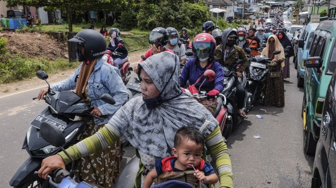 Ratusan pengendara antre di jalan raya untuk mengisi bahan bakar minyak (BBM) di SPBU Kampak, Kota Pangkalpinang, Kepulauan Bangka Belitung, Sabtu (11/12/2021). [ANTARA FOTO/Resha Juhari]