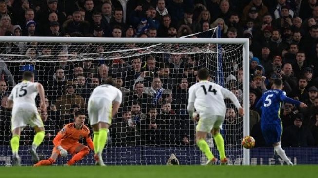 Pemain Chelsea Jorginho menjebol gawang Leeds United dalam pertandingan Liga Premier Inggris di Stamford Bridge, Sabtu (11/12/2021). [AFP]