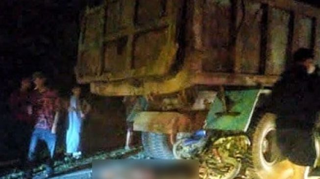 Pengendara Motor di Bintan Tewas Terjepit Truck dan Mobil Honda