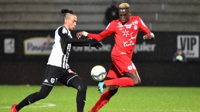 Pemain Timnas Laos Billy Ketkeophomphone saat masih memperkuat klub Ligue 1 Angers pada tahun 2018. [AFP]