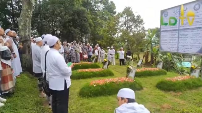 Ketum FPI Baru KH Qurthubi dan Sobri Lubis Ziarah ke Makam Syuhada di Megamendung