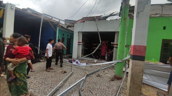 Angin Puting Beliung Porak Porandakan Rumah di Cianjur