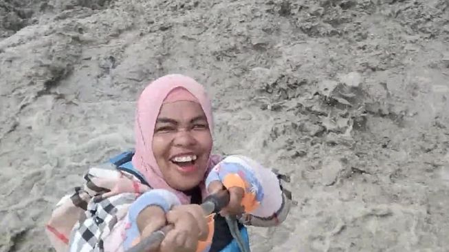 Rina  mencoba melewati rintangan ombak Bono (foto: riaulink)