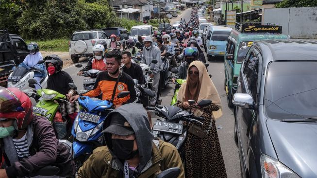 Ratusan pengendara antre di jalan raya untuk mengisi bahan bakar minyak (BBM) di SPBU Kampak, Kota Pangkalpinang, Kepulauan Bangka Belitung, Sabtu (11/12/2021). [ANTARA FOTO/Resha Juhari]