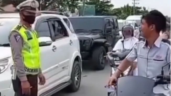 Pria nangis sesenggukan saat diberhentikan polisi karena tak pakai helm (Instagram)