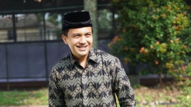 Potret Sahrul Gunawan Tampil Menawan saat Ngemper di Bioskop, Warganet: Sendirian Aja?