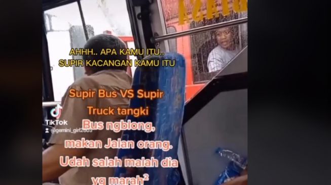 Cekcok sopir bus vs sopir truk Pertamina viral di media sosial (TikTok)