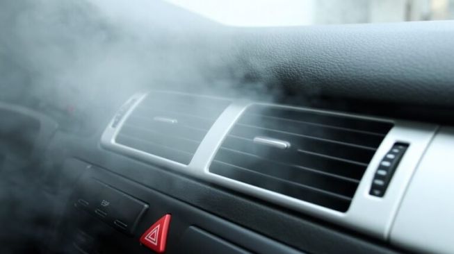 10 Penyebab AC Mobil Tidak Dingin Hanya Keluar Angin