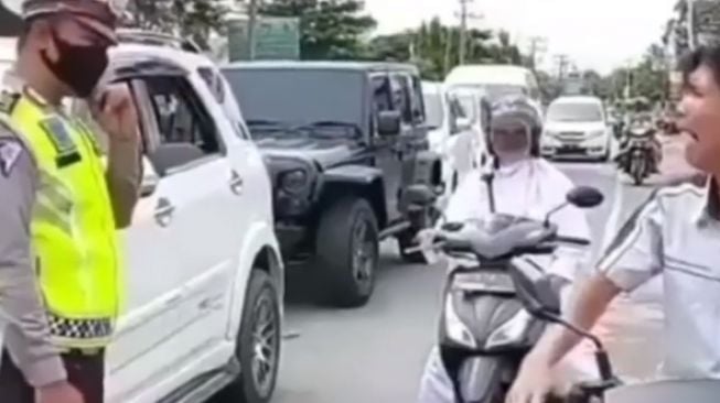Pria Nangis Saat Ditilang Gegara Tak Pakai Helm, Warganet: Polisi Sampai Salting