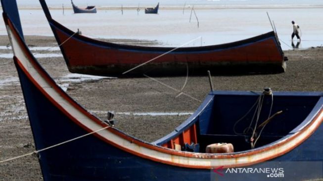 Perahu Pecah Dihantam Ombak, Tiga Nelayan Diselamatkan Kapal Malaysia