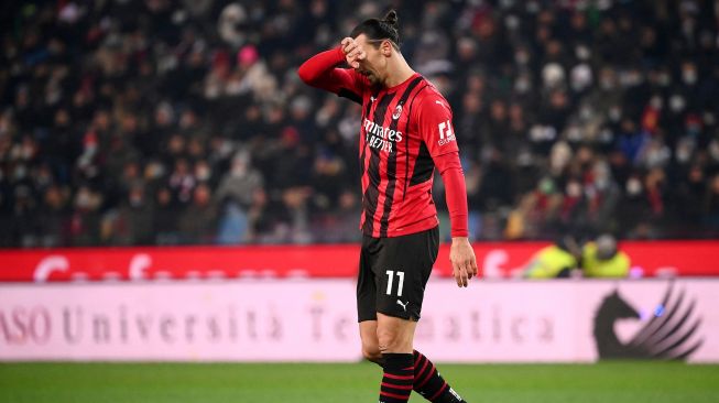 Pemain depan AC Milan Zlatan Ibrahimovic bereaksi selama pertandingan sepak bola Serie A Italia antara Udinese melawan AC Milan di stadion Dacia Arena, Minggu (12/12/2021) dini hari WIB.  Marco BERTORELLO / AFP
