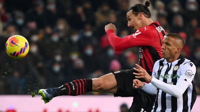 Pemain depan AC Milan Zlatan Ibrahimovic menendang bola selama pertandingan sepak bola Serie A Italia antara Udinese melawan AC Milan di stadion Dacia Arena, Minggu (12/12/2021) dini hari WIB.  Marco BERTORELLO / AFP
