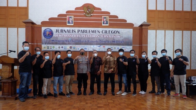 Pengurus Jurnalis Parlemen Cilegon foto bersama dengan jajaran Forkopimda Kota Cilegon di Aula DPRD Cilegon, Sabtu (11/12/2021). [DOK JPC]