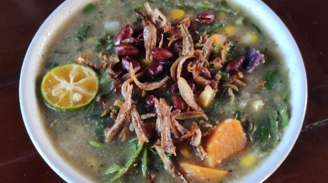 Sajian bubur padas, makanan khas Kalimantan Barat. (YouTube/Uwa Channel)