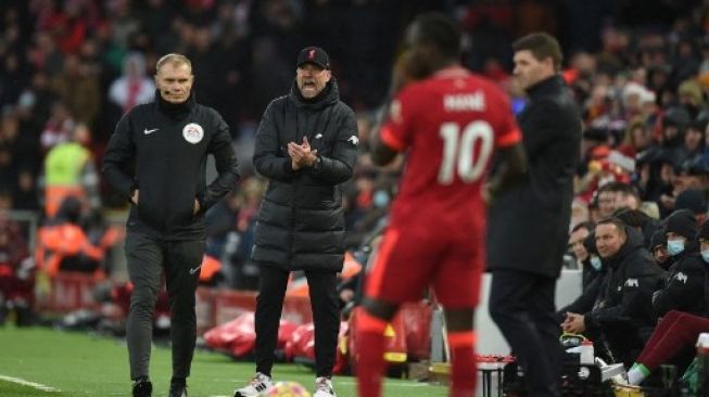 Potret Jurgen Klopp dan Steven Gerrad di laga Liverpool vs Aston Villa. (OLI SCARFF / AFP)