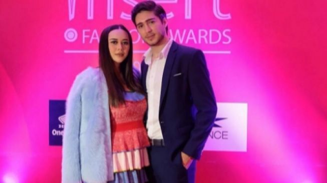 artis pamer baby bump di acara penghargaan. [Instagram]