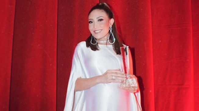 artis pamer baby bump di acara penghargaan. [Instagram]