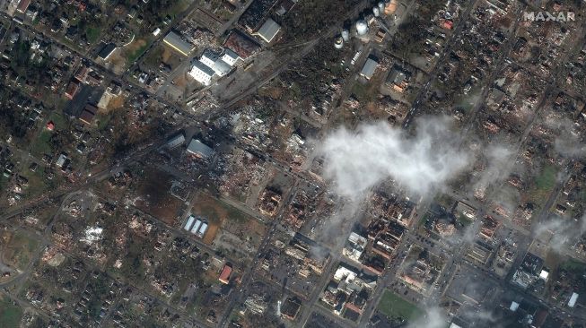 Foto udara kerusakan dan puing-puing pabrik lilin setelah terjadinya tornado di Mayfield, Kentucky, Amerika Serikat, Minggu (12/12/2021). [Foto/AFP]