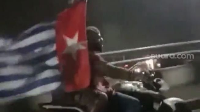 Pemotor Kibarkan Bendera Bintang Kejora di Jakarta, Diburu Polisi