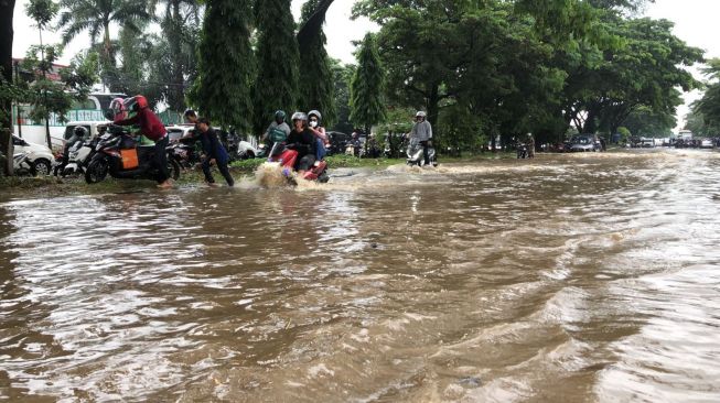 DOK - Banjir di kawasan Gedebage, Kota Bandung pada Minggu (12/12/2021). [Ayobandung.com]