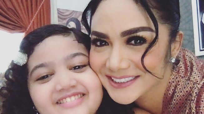 potret Krisdayanti dan Amora Lemos. [Instagram/amora_lemos05]