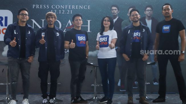 Grup band NOAH berfoto bersama usai menggelar jumpa pers terkait rencana peluncuran album 'Second Chance: Taman Langit' di Senayan, Jakarta Pusat, Minggu (12/12/2021). [Suara.com/Alfian Winanto]