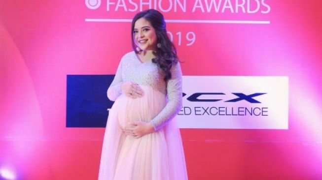 artis pamer baby bump di acara penghargaan. [Instagram]