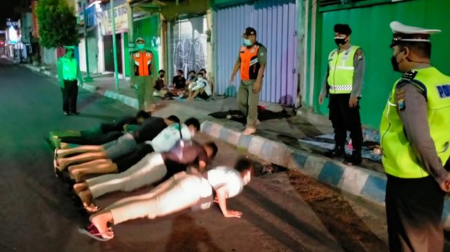 Aturan Prokes Diperketat, Pengunjung Angkringan di Kediri Melanggar Disuruh Push Up