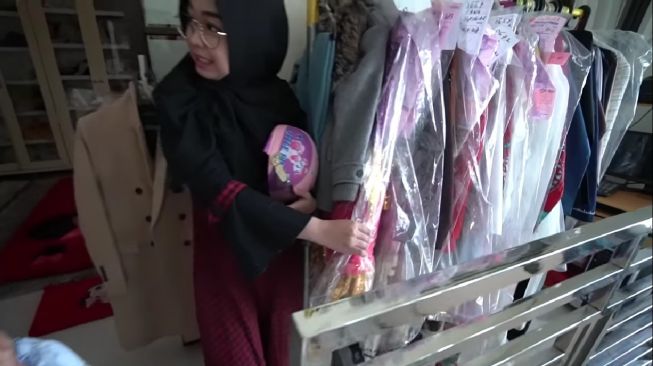 Potret Kamar Ayu Ting Ting. (YouTube/Ricis Official)
