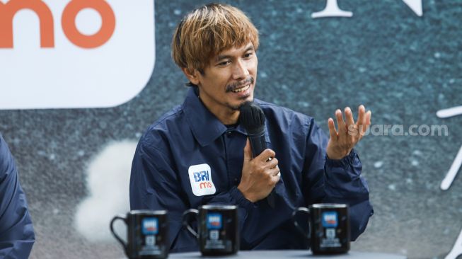 Musisi Loekman Hakim atau Lukman NOAH saat jumpa pers terkait rencana peluncuran album band NOAH 'Second Chance: Taman Langit' di Senayan, Jakarta Pusat, Minggu (12/12/2021). [Suara.com/Alfian Winanto]