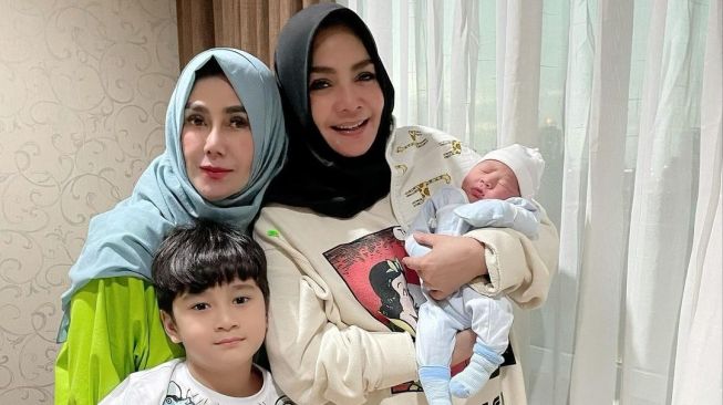 Potret Mama Rieta Bareng Rayyanza (Instagram/@rieta_amilia)