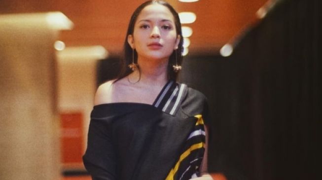 artis pamer baby bump di acara penghargaan. [Instagram]