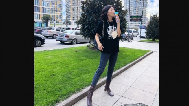 Gaya Sarwendah liburan ke Serbia. [Instagram/sarwendah29]