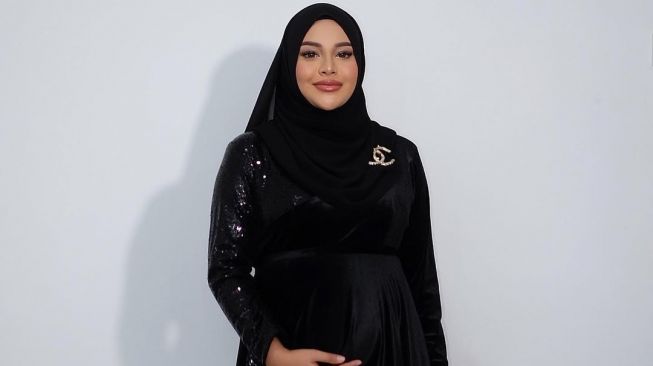 artis pamer baby bump di acara penghargaan. [Instagram]