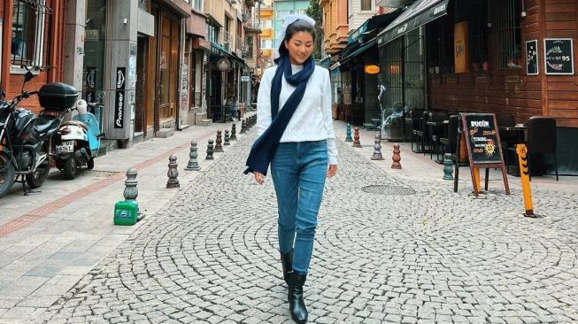 Gaya Sarwendah liburan ke Serbia. [Instagram/sarwendah29]