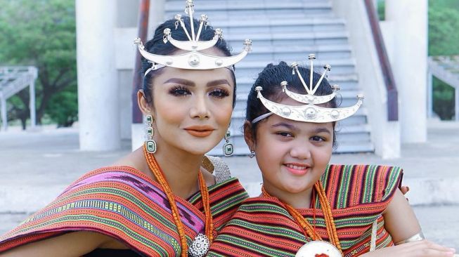 potret Krisdayanti dan Amora Lemos. [Instagram/amora_lemos05]