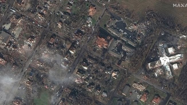 Foto udara kerusakan dan puing-puing pabrik lilin setelah terjadinya tornado di Mayfield, Kentucky, Amerika Serikat, Minggu (12/12/2021). [Foto/AFP]