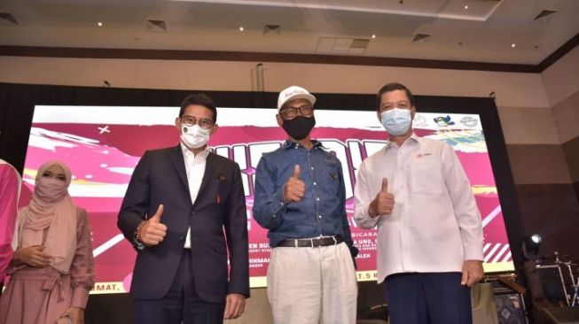 Menperkraf Sandiaga Uno (kiri) menghadiri acara Talkshow Emak-Emak Sadar Berbisnis alias MAKSADIS yang didukung Kmart di Jakarta, baru-baru ini. [dokumentasi pribadi]