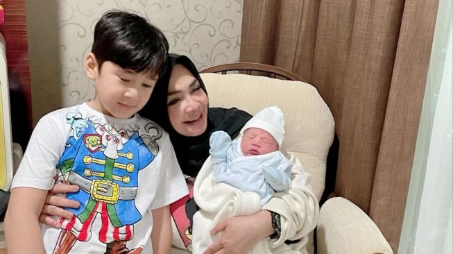 Potret Mama Rieta Bareng Rayyanza (Instagram/@rieta_amilia)