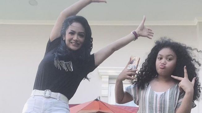 potret Krisdayanti dan Amora Lemos. [Instagram/amora_lemos05]