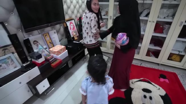 Potret Kamar Ayu Ting Ting. (YouTube/Ricis Official)