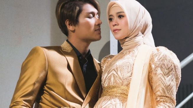 artis pamer baby bump di acara penghargaan. [Instagram]
