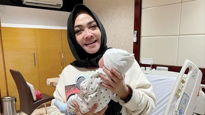 Potret Mama Rieta Bareng Rayyanza (Instagram/@rieta_amilia)