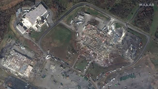 Foto udara kerusakan dan puing-puing pabrik lilin setelah terjadinya tornado di Mayfield, Kentucky, Amerika Serikat, Minggu (12/12/2021). [Foto/AFP]