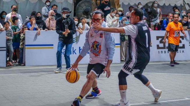 Keok Tanding Basket Lawan Tim Denny Sumargo, Bima Arya Rela Push Up
