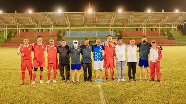 Wali Kota Medan Bobby Nasution berfoto bersama usai pertandingan persahabatan sepak bola di Stadion Teladan. [Ist]
