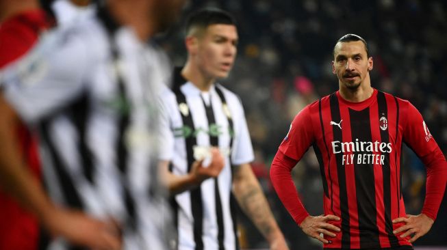 Pemain depan AC Milan Zlatan Ibrahimovic bereaksi selama pertandingan sepak bola Serie A Italia antara Udinese melawan AC Milan di stadion Dacia Arena, Minggu (12/12/2021) dini hari WIB.  Marco BERTORELLO / AFP
