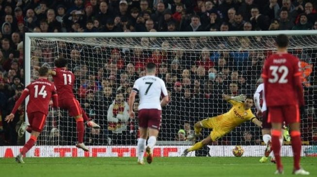 Pemain Liverpool Mohamed Salah menjebol gawang Aston Villa dari titik penalti dalam pertandingan pekan ke-16 Liga Premier di Anfield, Sabtu (11/12/2021). [AFP]