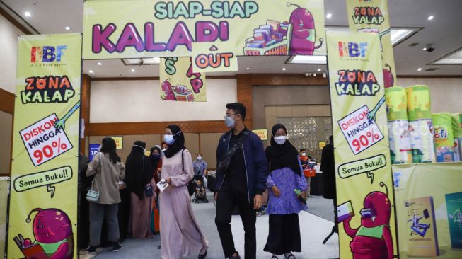 Pengunjung usai mengunjungi pameran Indonesia Internationa Book Fair (IIBF) 2021 di JCC Senayan, Jakarta Pusat, Minggu (12/12/2021). [Suara.com/Alfian Winanto]
