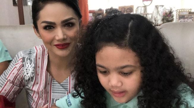 potret Krisdayanti dan Amora Lemos. [Instagram/amora_lemos05]